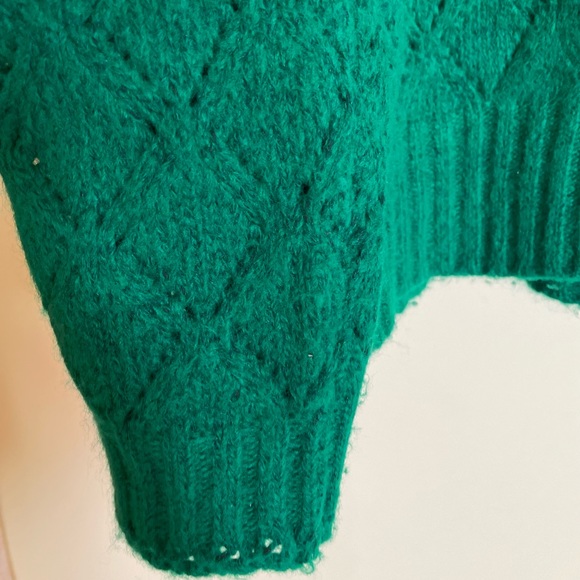 Fine knit fabric, Openwork Cropped V-neck, Cable knit, Faux pearl button - Picture 2 of 6